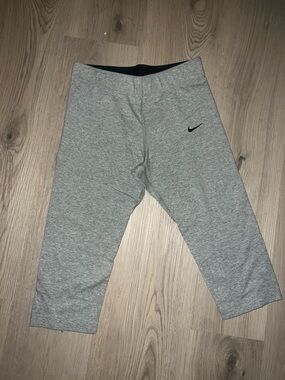 Nike Gray Capri Leggings Size Small Cotton Blend
